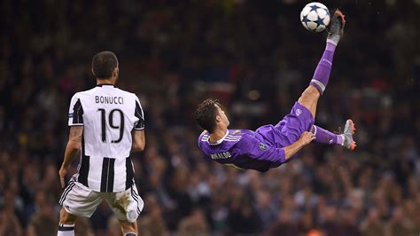 how to do a bicycle kick in football cristiano ronaldo zlatan ibrahimovic and the best overhead