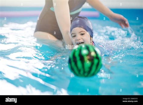 Feliz Nadando Con Un Niño De Pelota Con Un Maestro En Fondo Azul De La