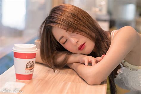 여자들 모델 갈색 머리의 아시아 사람 닫힌 눈 자고있는 칠한 손톱 실내 여성 hd 배경 화면 wallpaperbetter