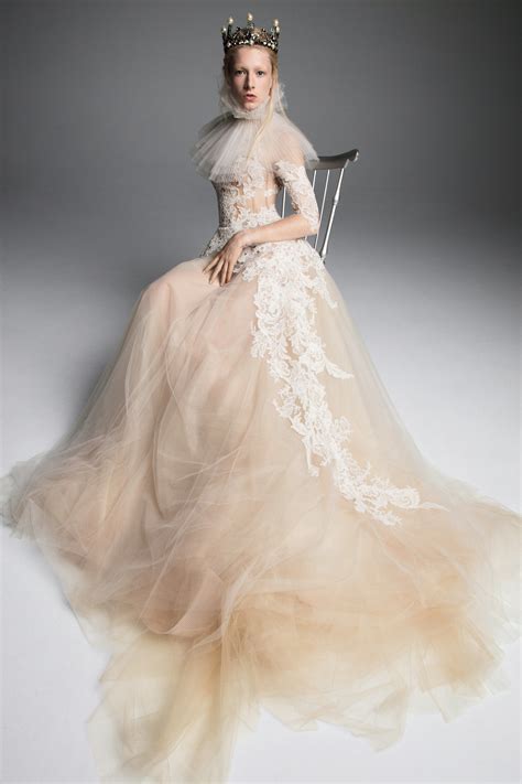 Japanese bridal designer yumi katsura is a japanese wedding gown designer who created a dress in 2006 that is valued at $8.5 million usd. Wedding Dress Vera Wang | Vera wang bridal, Designer ...