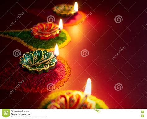 Diwali油灯 库存照片 图片 包括有 艺术 节假日 黏土 焕发 红色 欢乐 节日 发光 75562946