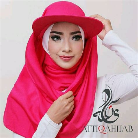 Topi yang dikenakan oleh para perempuan kerajaan ini juga sekaligus untuk membedakan dengan masyarakat biasa. Ide 10+ Foto Wanita Hijab Pake Topi, Foto Wanita
