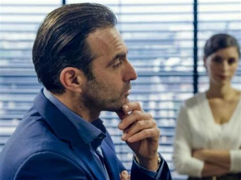 Eines tages kam kenny ackermann, kuchels älterer bruder, in die stadt, um sie zu sehen, nur um festzustellen, dass sie tot war. Gunther Levi vindt het weinig respectvol: "En dat alleen maar omdat wij acteurs zijn uit Familie ...