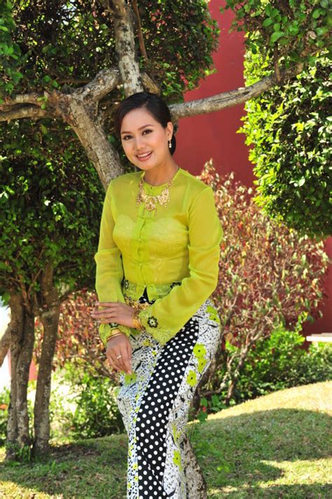 Myanmar Actress Su Pan Htra With Classic Myanmar Fashion Dress