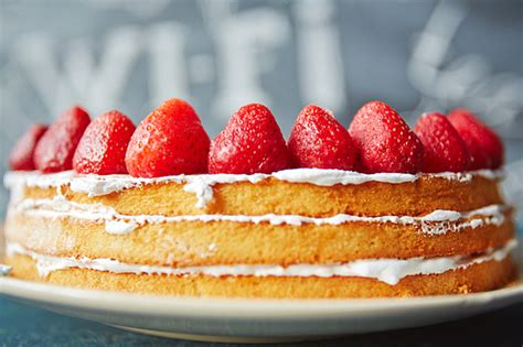 유토이미지 Closeup shot of simple biscuit naked cake decorated with fresh ripe strawberries on top