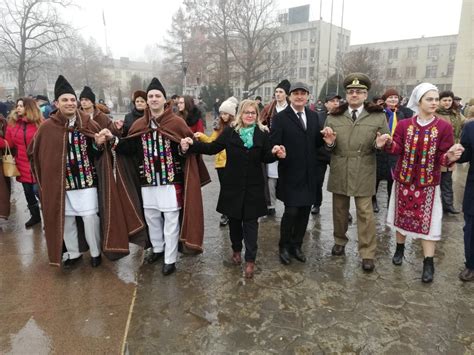 Imediat după 24 ianuarie 1859, principalul ţel al politicii domnitorului cuza, a fost obţinerea recunoaşterii de către puterile garante două zile mai târziu, pe 24 ianuarie 1862, adunările moldovei şi ţării româneşti, reunite în şedinţă comună, au proclamat oraşul bucureşti drept capitală. Ziua de 24 Ianuarie 1859, sărbătorită cu Hora Unirii ...