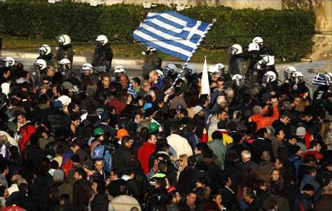 Personas Frente Al Parlamento Griego Batalla Campal En Atenas