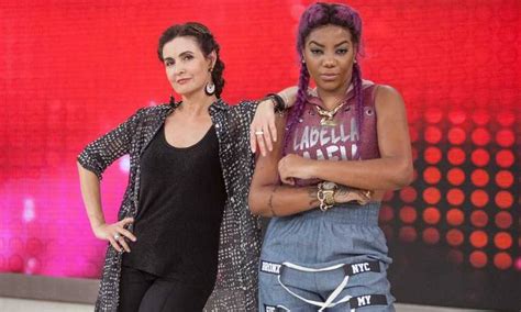 A apresentadora fátima bernardes, que comanda o jorna nacional, da rede globo, ao lado de seu marido, william bonner, anunciou que está deixando a fátima deixará a bancada do jornal para se dedicar a um novo programa que entrará na nova programação da emissora, a partir do próximo ano. Fátima Bernardes celebra transformação: 'Olhei mais para ...