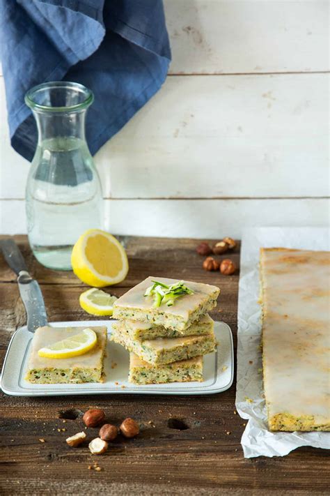 Zucchinikuchen mit haselnüssen und kakao mit zucchinikuchen hege ich genauso eine innige beziehung wie mit fantakuchen. Zucchinikuchen vom Blech mit Zitrone - extra saftig | Foodio