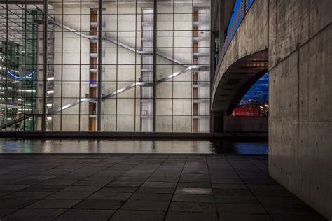 Lungo 200m, largo 100m e alto 22m, per otto piani di sviluppo, anche questo edificio deve essere visto in relazione con la sede del cancellierato e con la marie elisabeth luders haus, sull'altra riva della spree, con la quale costituisce una unità formale e funzionale. Paul-Löbe-Haus bei Nacht Foto & Bild | nacht, berlin ...