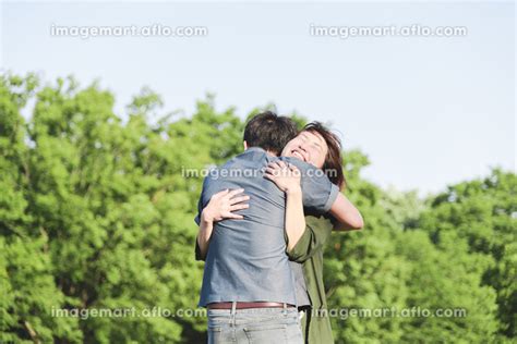 愛情いっぱいで抱き合うカップルの写真素材 [161522427] イメージマート