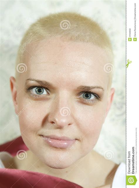 Portret Van Jonge Glimlachende Kale Blonde Vrouw Stock Foto Image Of