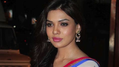 pakistani actress mona lisa sara loren looks ravishing in white saree at the launch of designer