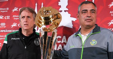 «o treinador do vitória fc josé couceiro próximo do troféu da competição, após a conferência de…» Taça da Liga: Jesus e Couceiro só pensam na vitória
