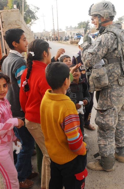 Vanguard Soldiers Iraqi Police Provide For Families In Need Article