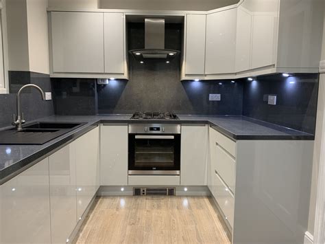 Handleless Light Grey Gloss U Shape Kitchen With Dark Grey Sparkle