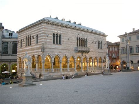 Se mi chiedi da 0 a 10 quanto rivorrei indossare la maglia dell'udinese ti dico 100. Bezienswaardigheden in de Italiaanse stad Udine en ...