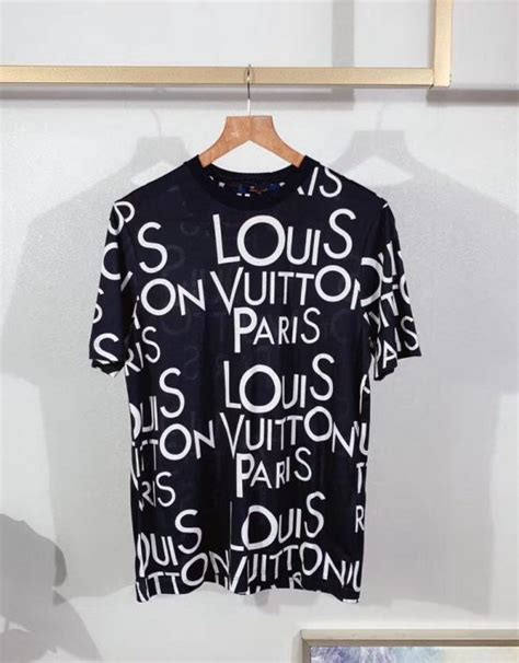 Cut in a slightly loose fit from lightweight cotton, it features the motif as a woven jacquard pattern on the ribbed collar. LOUIS VUITTON LOGO T-SHIRT NAVY - Billionairemart