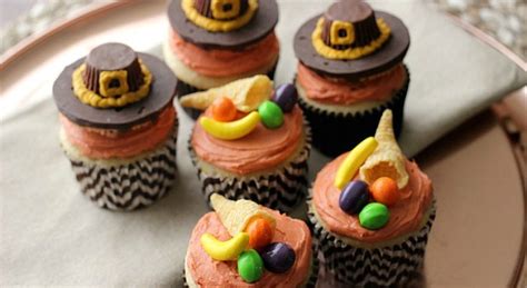 These thanksgiving cupcakes would be a great addition to the kids table at this year's so to bring back memories and create some for my boys, i baked a batch of vanilla cupcakes and decorated. Thanksgiving Cupcakes: Pilgrim Hats and Cornucopia - Hoosier Homemade