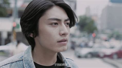 Provided to thclips by sunset music productions co., ltd 周末· 宋柏緯周末℗ 2021 sunset music 擁有高顏值好演技及好歌喉的宋柏緯，這次接受style master網友發問的情境彈唱大挑戰! 重星吉娛樂-宋柏緯&翁嘉薇-MV作品【隨性樂團 想你點煙】 - YouTube