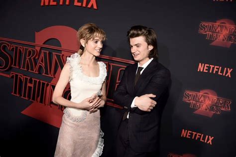 stranger things 2 le foto del cast presente alla premiere di los angeles