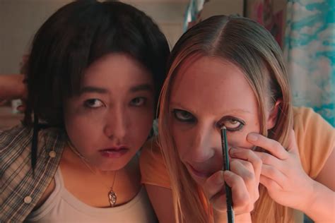 Review ‘pen15’ Show Absolutely Nails What It’s Like To Reflect On Middle School The Diamondback