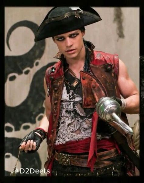 Thomas Doherty As Harry Hook The Son Of Captain Hook Harry Hook Captain Hook Disney Descendants