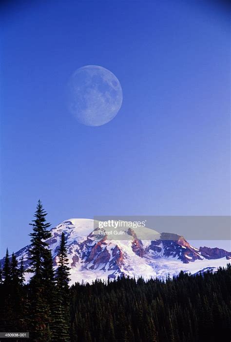 Full Moon Over Snowcapped Mount Rainier Twilight Washington Usa ストックフォト