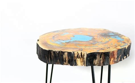 The biggest improvement from my last round table build was how to make a perfectly round form with very little wood/epoxy waste. DIY Live Edge Resin Table - DIY Huntress