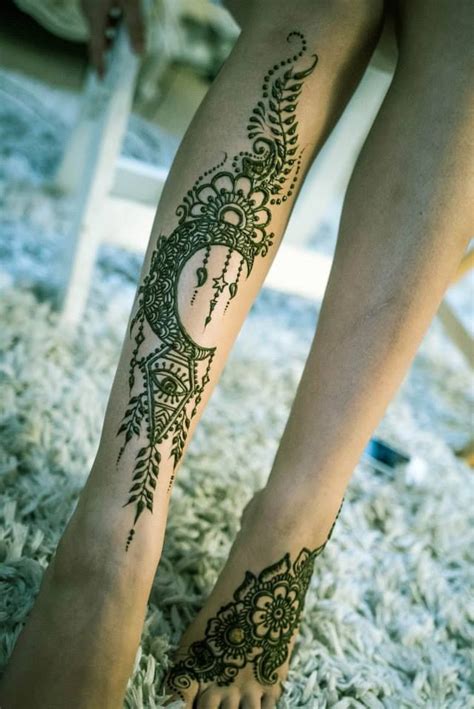 For even more women around the world, henna is applied for exhibiting one's passion and admiration for art. Henna by @gopihenna | Leg henna, Leg henna designs, Henna ...