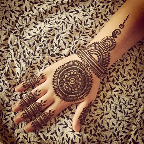 New Simple Mehndi Henna Designs For Hands
