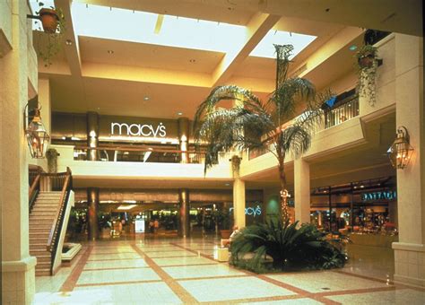 Aventura mall is the premier shopping destination in miami and south florida, and one of the top aventura mall also features more than 50 eateries and restaurants, including treats food hall, and. LemeAraujoNossasViagens: Aventura Mall