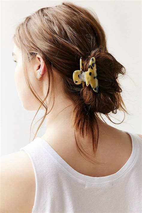 The 6 hair clips you need to nail the most affordable trend of 2019! Tortoise Claw Hair Clip | Claw hair clips, Clip hairstyles ...