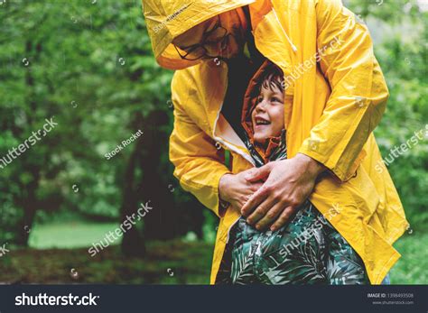 559 張 Father Protecting From Rain 圖片、庫存照片和向量圖 Shutterstock