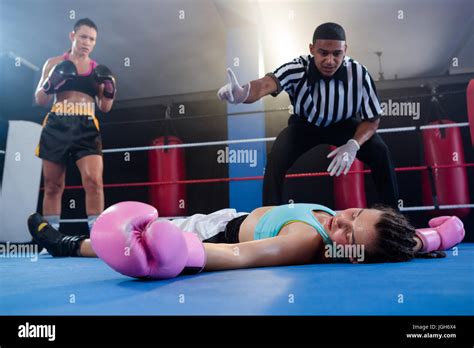 Boxerin Blick Beim Schiedsrichter Zählen Von Athleten Im Boxring Stockfotografie Alamy