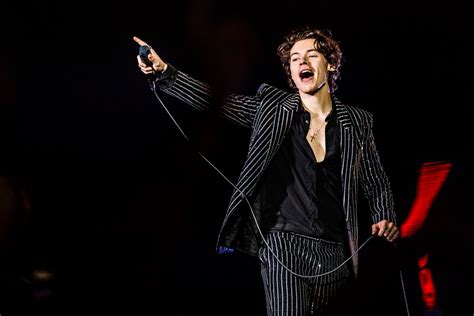 Find harry styles' upcoming u.s. Givenchy on Twitter: "Singer @Harry_Styles wore a custom ...