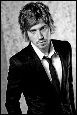 I'd seen him several times on stage with julien doré, and since this morning i'm having a huge bout of nostalgia. Julien Doré : Biographie et discographie sur TrackMusik