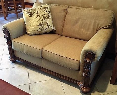 Broyhill Sofa And Loveseat In Good Condition