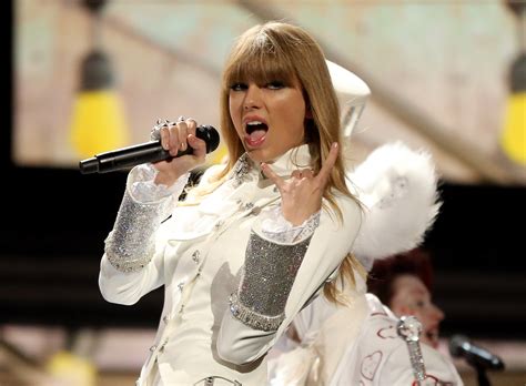 grammy awards 2013 taylor swift opens the show with a circus theme nova 969