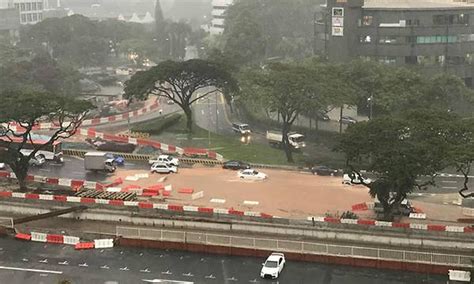 Flooded roads around singapore a video showing vehicles driving on flooded roads was posted onto sg road vigilante's facebook page. Flash Floods Strike Western and Central Singapore ...