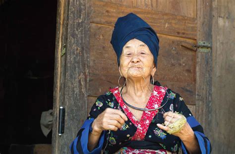 hmong-hemp-weavers-keeping-ancient-threads-alive-in-laos