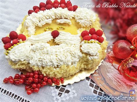 Sciogliete a bagnomaria o al microonde il cioccolato fondente in una ciotola, mescolate fino a quando diventa lucido e liscio poi versatelo sulla torta aiutandovi con un cucchiaino. Torta di Babbo Natale ricetta facile | uovazuccheroefarina