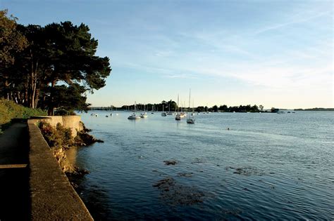 Frapper la balle de golf en face de la mer. Immobilier neuf à Séné - Golfe du Morbihan