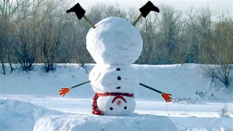 Los muñecos de nieve siguen en las calles de Moscú a pesar de la