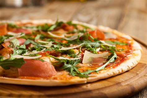 Ordina online dai migliori ristoranti di milano e fatti consegnare ottime pizze direttamente a casa tua. Ricetta e Calorie della Pizza al Prosciutto Crudo - Vivere ...