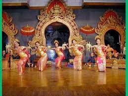Seblang dianggap sebagai jenis tarian tradisional yang sakral karena ketika menari, penarinya dalam keadaan tidak sadarkan diri atau france. Fungsi Tari Sebagai Upacara, Hiburan, dan Pertunjukan