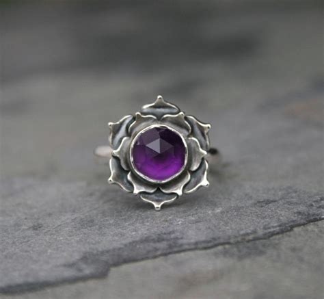 Touch device users can explore by touch. Lila Amethyst Lotus Ring, Sterling Silber Statement Ring, facettierte Rose geschnitten Amethyst ...