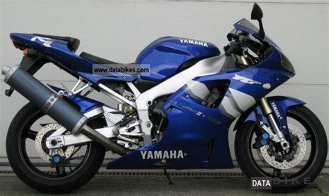 In 2000, yamaha introduced a series of changes to improve the bike, and minor changes to the bodywork to allow for better long duration ride handling. 2000 Yamaha YZF R1 - Moto.ZombDrive.COM