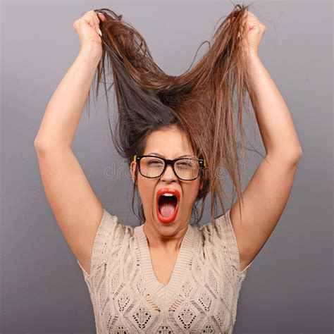 Ritratto Di Una Donna Isterica Che Tira Capelli Fuori Contro Il Fondo