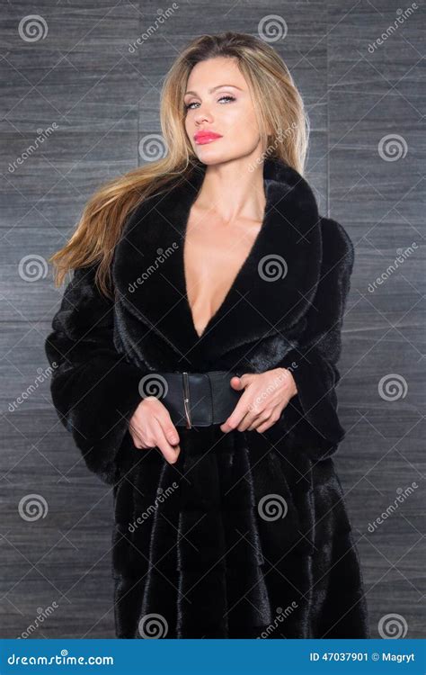 Fashion Beautiful Blonde Woman Posing In Fur Coat Stock Image Image Of Elegance Clothing